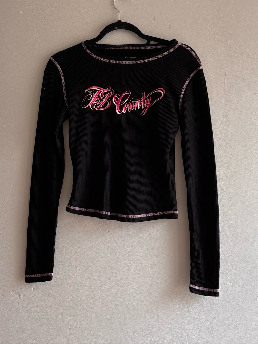 FB County Termal Women’s Shirt Size L Black Pink Logo Contrasting Stitch NWT